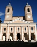 Il duomo di Camerino che domina la piazza centrale