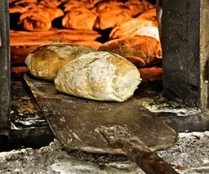 filoni di pane cotto su forno a legna