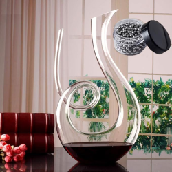 Decanter per ossigenare il vino rosso 
