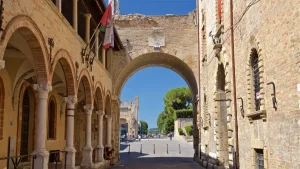 L'ingresso alla città di Fano tramite l'arco di Augusto