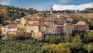 Il borgo di Cartoceto patria della Dop olio di Cartoceto