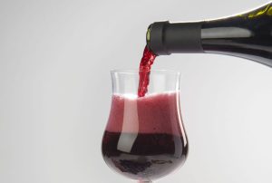 Calice di Lambrusco Graspa rossa in degustazione