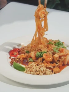 Piatto tipico Thailandia Pat Thai a base di riso e pesce fitto