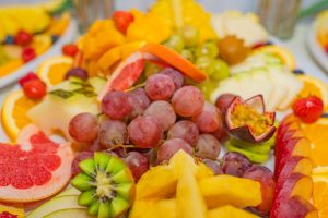 frutta mista tagliata a spicchi