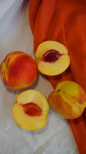 Pesche nettarine o pesche noce con buccia liscia e lucida
