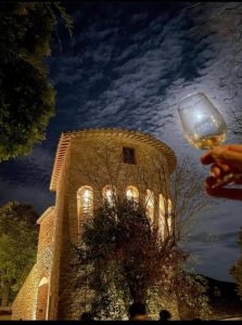 Corciano Castello di Vino di notte con calice nella notte